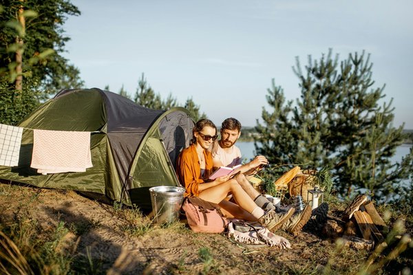 What are the top UK campsites for learning about traditional UK crafts?