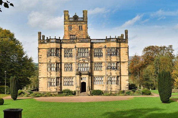 How to find a holiday rental in the Cotswolds with access to historic manor tours?